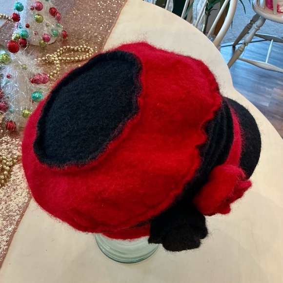 Made in Germany Women’s Red and Black Wool Blend Winter Hat With Roses Size L-XL - Picture 8 of 13